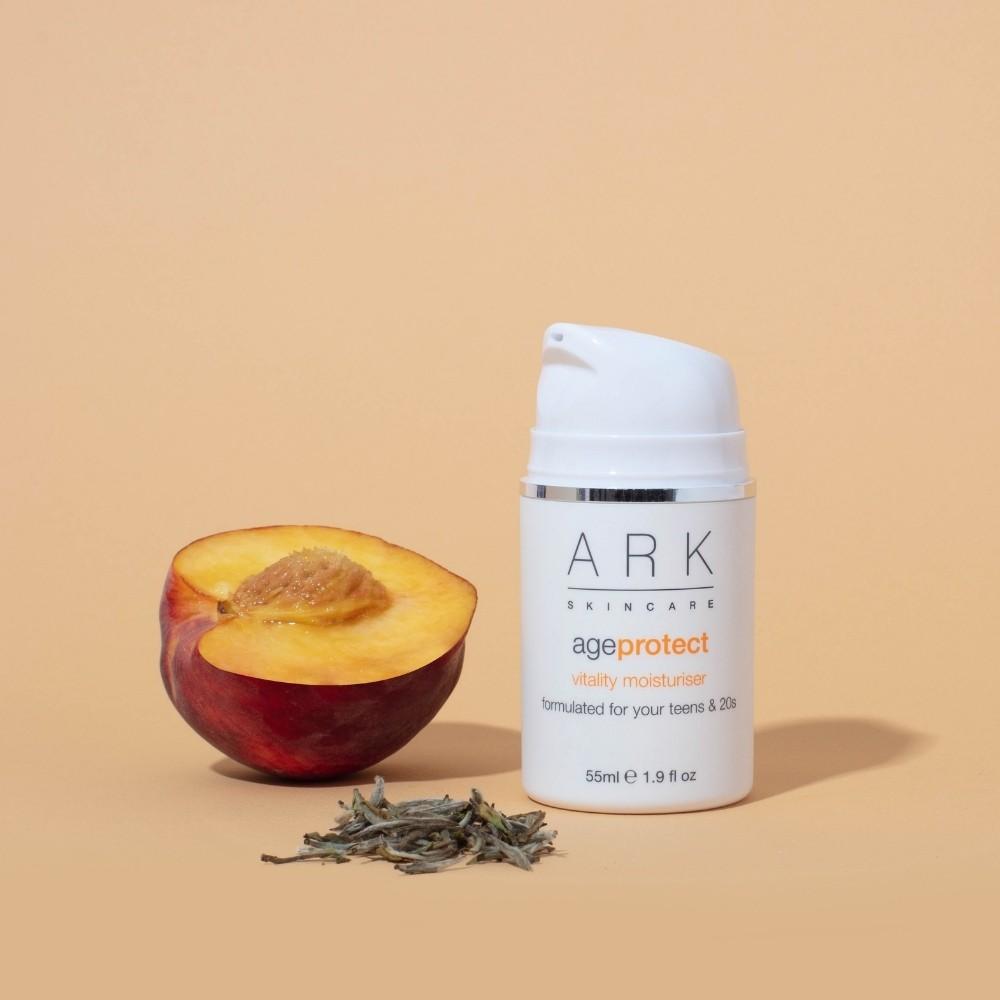 Antioxidant rich facial moisturiser for teens & 20s skin, made with natural ingredients such as white tea & peach lipids